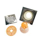 Saliran lantai keluli tahan karat persegi dengan elemen penapis di dapur bilik mandi baru